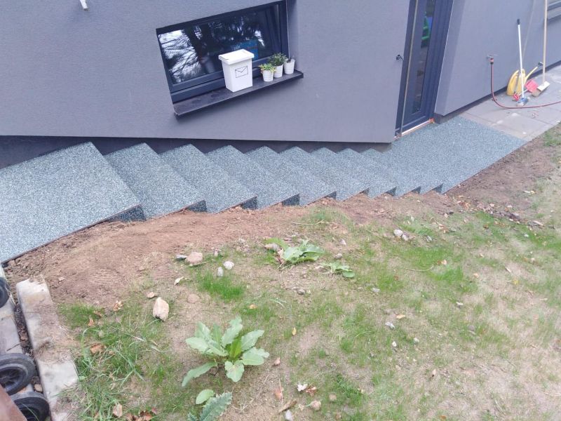 Pokládka kamenného koberce na schody